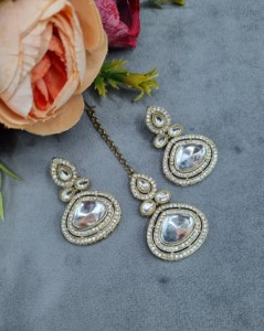 Parure de bijoux de créateur pour femme : Collier exquis en perles et pierres taillées en trillion, avec boucles d'oreilles et mangtika – Vente en gros - Product Image 6