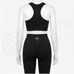 ชุดโยคะ 2 ชิ้น รุ่น North Approach สีดำ เสื้อครอปไร้ตะเข็บ กางเกงเลกกิ้งเอวสูงขายาว ชุดออกกำลังกาย - Product Image 2