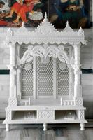 Grand Temple Traditionnel en Marbre pour Pooja Intérieur avec Design Personnalisé Fabricant Inde Makrana