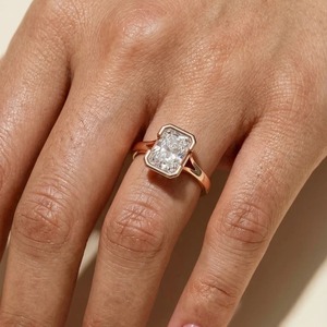Anillo de Diamantes Solitario con Corte Radiante de 2.75 CT para Mujer en Oro Blanco, Amarillo y Rosa de 14K, Estilo Bisel, Anillo de Compromiso - Product Image 6
