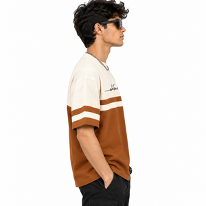 T-shirt pour homme en marron et crème avec blocs de couleur, manches rayées et motif graphique minimaliste, style streetwear moderne et décontracté - Product Image 2