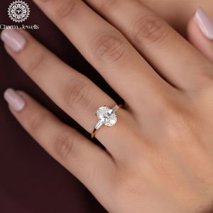 Bague Classique Femme Charm Jewells en Moissanite Taille Coussin Trois Pierres Plaqué Or 18K Sertissage à Griffes Certifiée IGI - Product Image 4