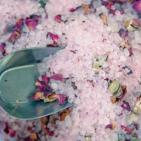 Sel de Bain Rose de l'Himalaya Naturel, Biologique et Écologique, à Grains Fins, Détoxifiant en Profondeur, pour Bain Spirituel, Relaxation Corporelle et Spa Personnalisé