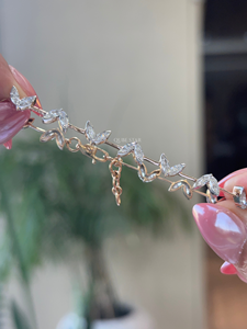 กำไลข้อมือรูปใบไม้ประดับเพชรทรงมาร์คีส์ 14 กะรัต รุ่น Elegant QUBE STAR น้ำหนัก 2.05 กะรัต ได้รับการรับรองจาก IGI ดีไซน์ลายดอกไม้ แรงบันดาลใจจากธรรมชาติ เหมาะสำหรับใส่ทุกวัน - Product Image 4
