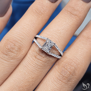 แหวนเพชรทรงรัศมี 1 กะรัต เพาะเลี้ยงในห้องปฏิบัติการ พร้อมใบรับรอง IGI ตัวเรือนทองคำขาว 10K ประดับเพชรแบบสปลิตเพฟ สำหรับขอแต่งงาน/หมั้น - Product Image 4