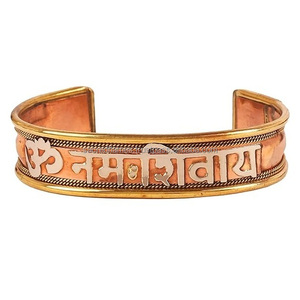 Brazalete Artesanal de Cobre y Latón con Mantra Om Namah Shivaya, Brazalete Tibetano con Mantra de Shiva, MOQ Bajo - Product Image 2