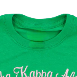 Camiseta AKA Green con Letras Griegas Brillantes, Estilo Chenille Rosa, Gráfico, Cuello Redondo, Algodón, Casual, para Mujer, Verde y Rosa - Product Image 3