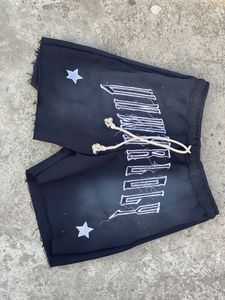 กางเกงขาสั้นผู้ชายสไตล์สตรีทแวร์ลายปักแบบวินเทจ ผ้าฝ้าย 100% ตัดขอบแบบดิบ ซักย้อมสีซีดแบบซันเฟด พร้อมลายปักแอพพลิเคชั่น - Product Image 4