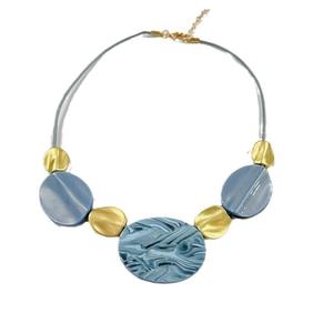 Hermoso collar de cuentas de resina con cuentas coloridas hechas a mano, ideal para realzar atuendos diarios con elegancia y estilo moderno. - Product Image 1