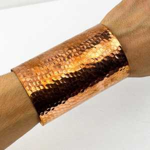Brazalete Terapéutico de Cobre Puro, Elegante y Largo, Martillado a Mano, para Alivio del Dolor y Curación, Unisex, Ajustable y Estilizado - Product Image 3