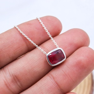 จี้เงินแท้ 925 ประดับทับทิมทรงคุชชั่นเจียระไนแบบเหลี่ยม พร้อมสร้อยคอ Memoria Jewels ขายส่ง - Product Image 1