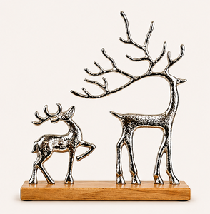Statue élégante de famille de rennes en métal argenté avec un design de bois de cerf complexe, sculpture décorative d'animal en aluminium de qualité supérieure pour table - Product Image 1