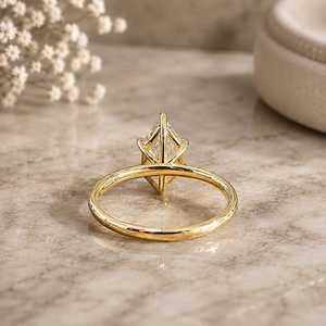 Anillo de Lujo de Oro Amarillo de 18K con Diamante Cultivado en Laboratorio de 3.01CT Corte Marquesa Holandesa para Hombres y Mujeres, Ideal para Bodas y Fiestas - Product Image 4