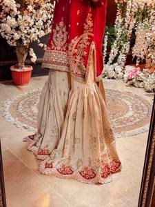 Ensemble prêt-à-porter en faux georgette avec broderie Zari et broderie de sequins, comprenant un haut, un pantalon Sharara et un dupatta. - Product Image 4