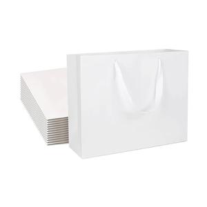 Sacs en papier de mode personnalisés de qualité supérieure avec revêtements spécialisés et poignées élégantes pour une expérience de vente au détail exclusive - Product Image 5