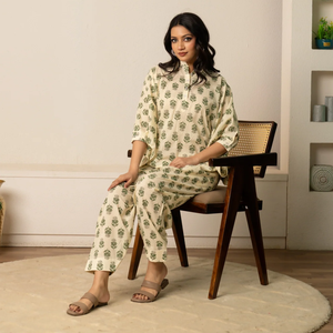 Ensemble de vêtements de détente en coton à motifs floraux pour femmes, deux pièces, coupe décontractée, haut et pantalon |   Vêtements de maison confortables, tenue décontractée d'été - Product Image 1