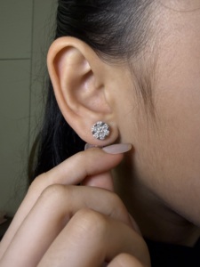 Boucles d'oreilles clous en or 10K avec diamants de laboratoire taille brillant ronde en grappe, monture cœur, bijoux de luxe, fournisseur en gros - Product Image 3