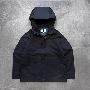 เสื้อแจ็คเก็ตกันลมสไตล์ OEM สำหรับฤดูหนาว คอตั้ง ปิดแบบสวมหัว ผลิตด้วยวิธีการทอผ้าแบบไม่ถักทอ - Product Image 4