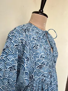 Vestido midi de algodón estilo bohemio azul con estampado de mano, mangas abullonadas, cuello anudado, corte holgado, informal, de verano para mujer. - Product Image 3