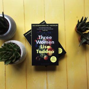 สามหญิงสาว โดย ลิซ่า ทาเดโด้ หนังสือปกอ่อน หนังสือใหม่เอี่ยม จัดส่งรวดเร็ว สินค้าจากสหรัฐอเมริกา |   ขายส่ง - Product Image 4