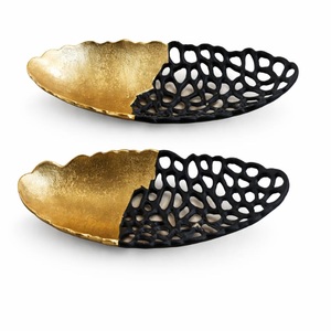 Plateau décoratif moderne de luxe en maille dorée et noire, bol à fruits en métal en forme de feuille organique abstraite, centre de table et décoration intérieure - Product Image 1