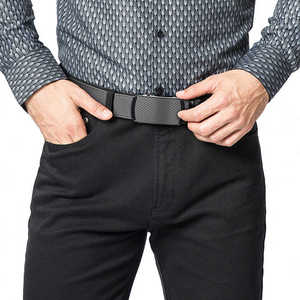 Cinturón Reversible para Hombre con Patrón de Fibra de Carbono, Hebilla de Cierre Automático, Estilo Casual, Negro y Gris con Forro Interior Rojo - Product Image 5