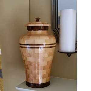 Urna Conmemorativa de Madera de Lujo para Cenizas, con Construcción Duradera y Calidez Visual Natural - Product Image 1