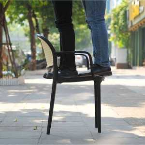 Chaise en plastique moulé imitation osier TM09 de couleur noire avec accoudoirs - Une chaise de jardin élégante et fiable - Product Image 4