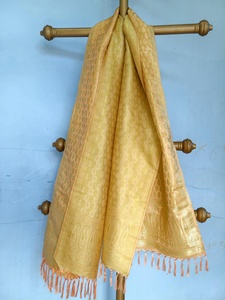 Chal de Seda Amarillo para Mujer, Tejido con Patrón Paisley, Bufanda Larga con Borlas, Estola Ligera Tradicional, Elástica en Cuatro Direcciones, Multiusos - Product Image 3