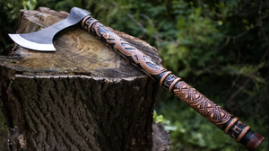 Hache viking artisanale PAK ENTERPRISES avec lame en acier courbée, manche en bois gravé de motifs celtiques complexes et design nordique - Product Image 5