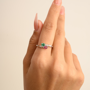 แหวนแต่งงานเพชรสองเม็ดประดับมรกตและทับทิมธรรมชาติทองคำขาว 14K - Product Image 5