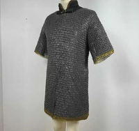 Haut de maillot de corps en acier doux fait main, riveté à plat avec bordure en anneaux de laiton, demi-manches, pour reconstitution historique