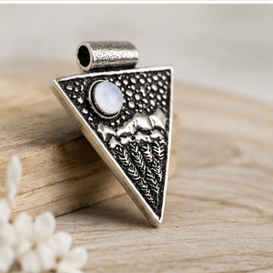 Pendentif Triangle Gothique en Pierre de Lune Arc-en-ciel Naturelle, Fait Main, en Laiton Plaqué Or et Argent, Bijou Tendance, Vente en Gros - Product Image 2