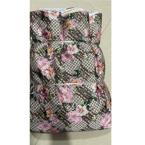 Tissu satiné imprimé très demandé, tissu tendance pour jupes, hauts et robes, disponible en grande quantité - Product Image 1