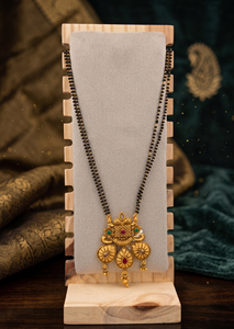 Divyoro Exquisito Collar Mangalsutra de Cobre Chapado en Oro para Mujer, Conjunto Étnico con Piedras AD y Diseño Floral para Compromiso y Boda - Product Image 2