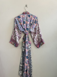 Kimono vintage en soie patchwork, robe de détente indienne en soie, robe faite à la main - Product Image 6