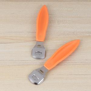 เครื่องกำจัดหนังด้านเท้า พร้อมด้ามจับที่สะดวกสบาย ควบคุมการใช้งานได้อย่างราบรื่น ตะไบเปลี่ยนได้ ช่วยขจัดผิวหนังที่ตายแล้วบริเวณส้นเท้า - Product Image 2