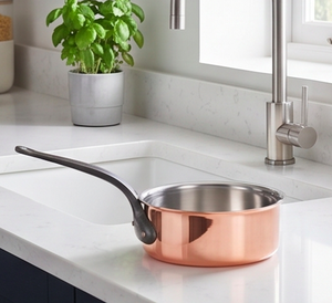 Olla de cobre con revestimiento de acero inoxidable y mango de hierro fundido para uso en cocinas de gas y cocinas de inducción. - Product Image 5