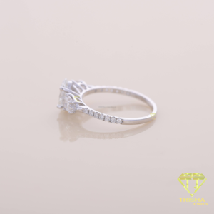 แหวนหมั้นเพชรทรงลูกแพร์สามเม็ด ชุบทองคำขาว สำหรับผู้หญิง - Product Image 4