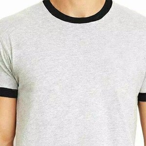 T-shirt décontracté pour homme en maille grise à col rond et manches courtes avec bordure contrastante noire, coupe classique - Product Image 3