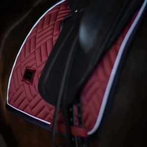 Tapis de selle d'équitation en satin de haute qualité, réglables et compressifs, pour le dressage, l'équitation western et les concours de saut d'obstacles - Product Image 2