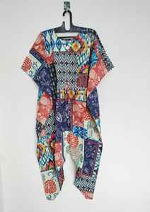 Kaftan en coton léger et aérien avec bordure en dentelle, imprimé floral vintage, coupe ample pour l'été et la plage - Product Image 2