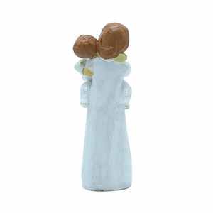 Figura de cerámica hecha a mano de madre e hijo abrazándose, decoración minimalista para bodas con suave decoración de esmalte blanco. - Product Image 4