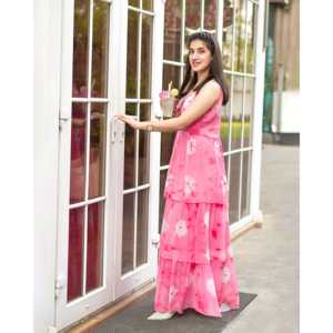 Robe trapèze rose bonbon tie-dye à volants, taille XS, en mousseline respirante avec taille naturelle - Product Image 4