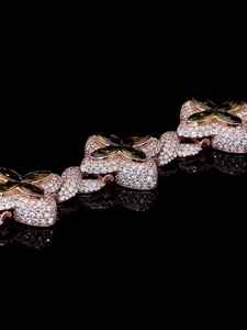 สร้อยข้อมือทองคำชมพู 14K ดีไซน์โคลเวอร์ประดับเพชรเม็ดใหญ่สีเขียวทรงมาร์คีส์และเพชรเลี้ยงในห้องปฏิบัติการทรงดอกไม้สี่แฉก ประดับเพชรแบบฝังเต็มเส้น สำหรับผู้หญิงสุดหรู - Product Image 5