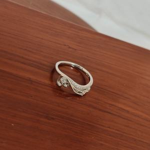 Bague de cocktail vintage à motif floral pour femme, design filigrané élégant, finition polie, pour mariage et soirée - Product Image 4