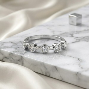 Anillo Minimalista con Engaste de Barra y Bisel Redondo de 0.45CTW - Product Image 3