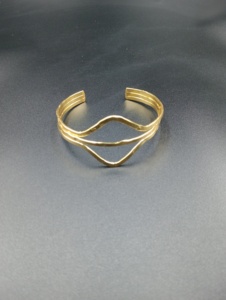 Bracelet manchette classique plaqué or géométrique Amaira Jewels, unisexe, cadeau de mariage pour femme, bijoux de luxe pour soirée - Product Image 2