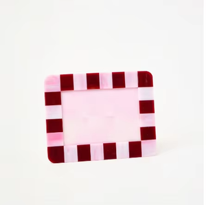 Cadre photo en résine artisanal avec impression UV, à fixer au mur, orientation horizontale, cadre photo avec bordure à carreaux rouge et rose - Product Image 1