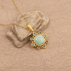 สร้อยคอจี้อะมาโซไนต์ทรงอาร์ตเดโคชุบทอง 18K จาก El Joyero Vintage พร้อมกรอบหินทรงหมอนและโซ่เชื่อมแบบลิงค์ เหมาะสำหรับทั้งชายและหญิง - Product Image 1
